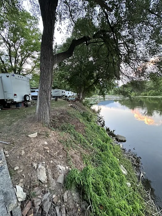 Riverside camping Picture 9