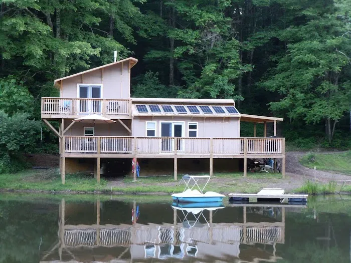 Dragonfly Lake / The Beaver Lodge / The Pine Treehouse Picture 7