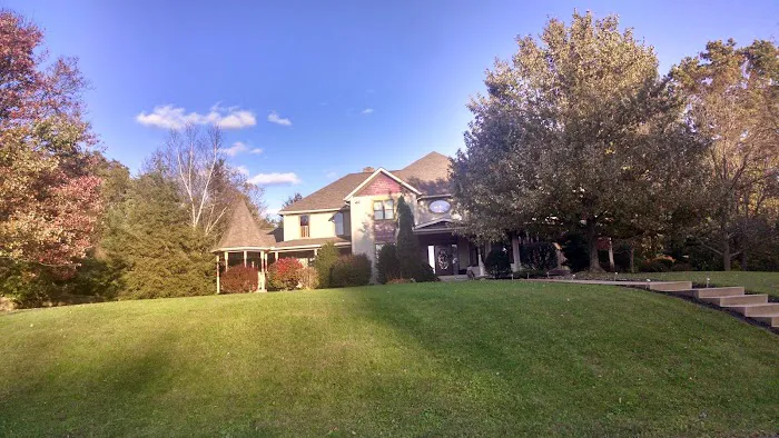 Whispering Pines Tree House Picture 4