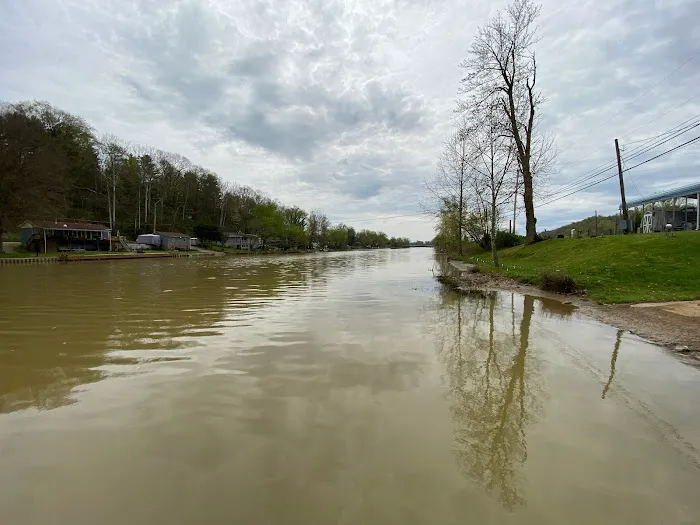The PORT Campground & Docks Picture 7
