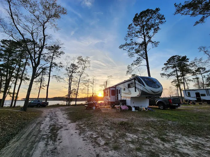 Dixon Landing RV Resort Picture 3