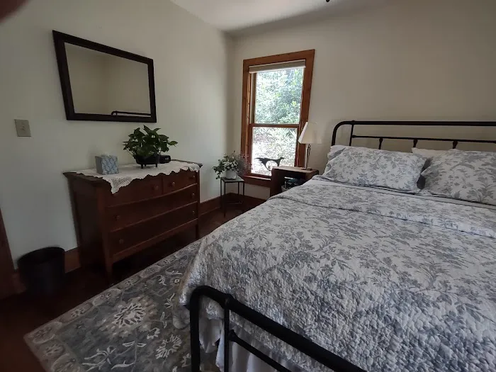Crooked Creek Cottage Airbnb Picture 2