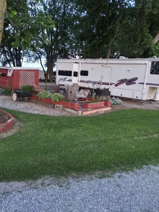 Smokey's Mini Lake Campground Picture 5