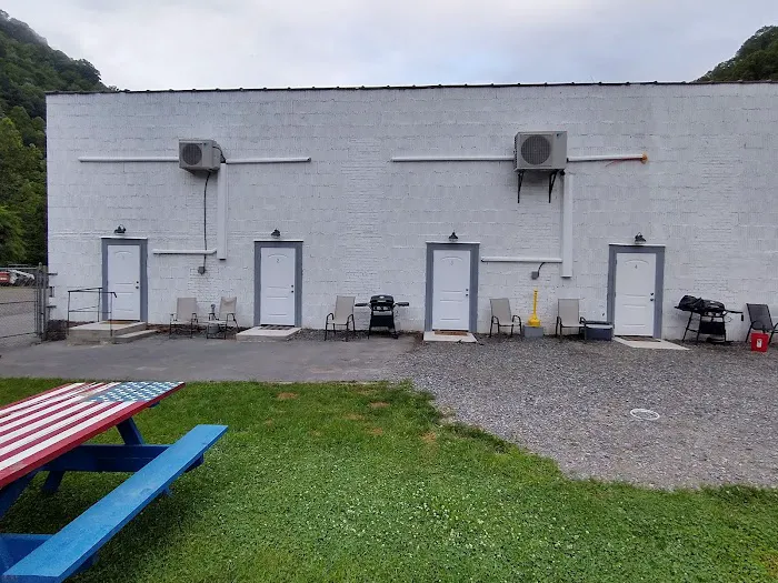 Cabins on the Guyandotte Picture 3