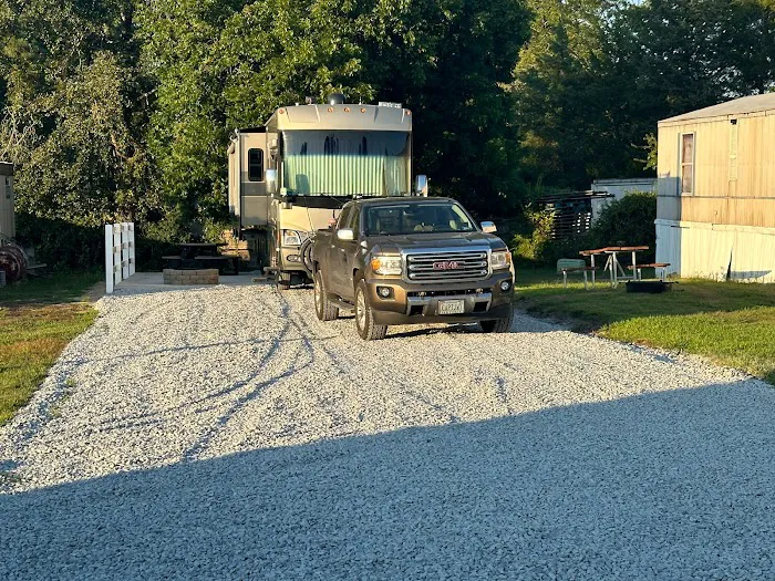 Four Oaks RV Resort Picture 9