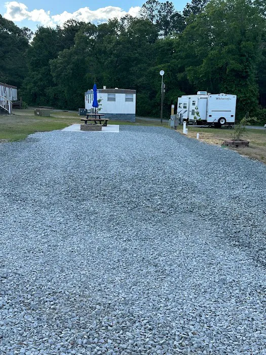 Four Oaks RV Resort Picture 3