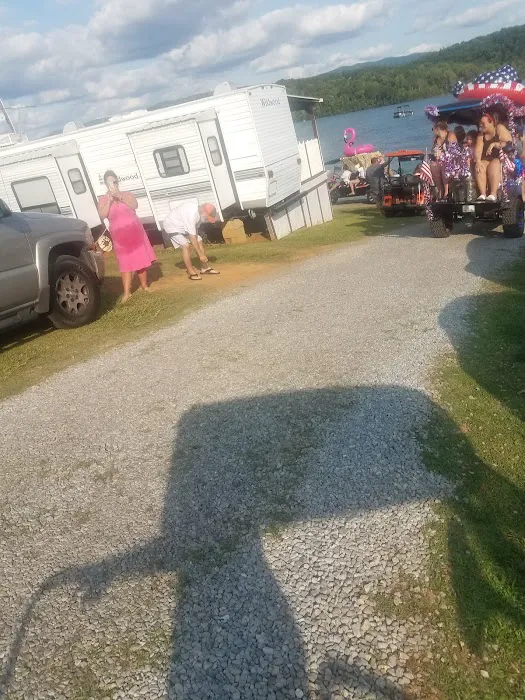 Fields Lakefront Campground Picture 3