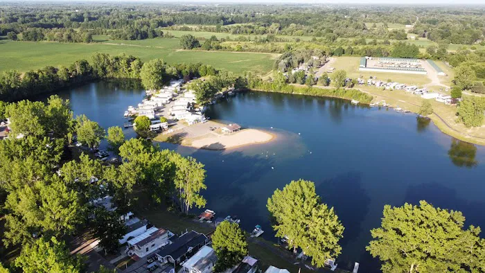 Holiday Shores RV Resort Picture 2