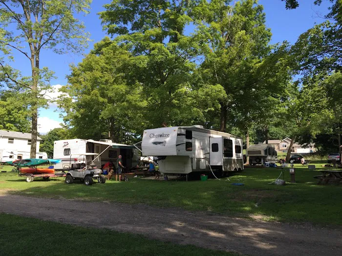 DUMONT LAKE FAMILY CAMPGROUND Picture 9