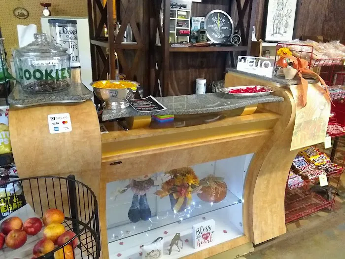 Kenn's Store & Campground Mandy's Cafe Picture 10