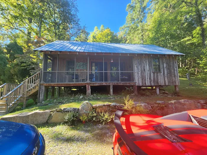 Walnut Grove Farmhouse (airbnb) Picture 2