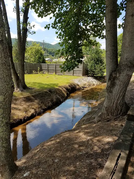 Cross Creek Camp Ground-Cabins Picture 9