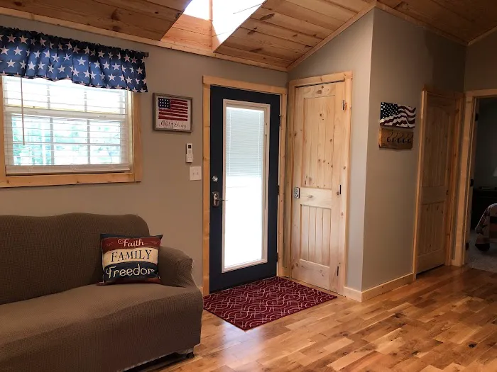 Old Glory Getaway Cabin at Indian Creek Hollow Picture 9