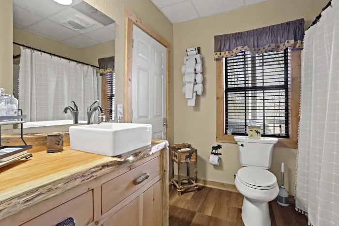 Sweet Retreat Cabin Picture 1