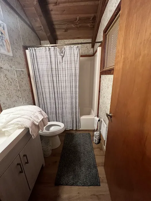 Azalea Pines Bungalow Picture 5