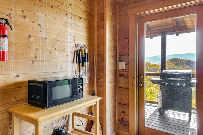 Snuggle Bear Hideaway Cabin Picture 5