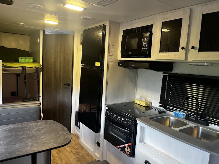 Travel Trailer Camper Rental Picture 2