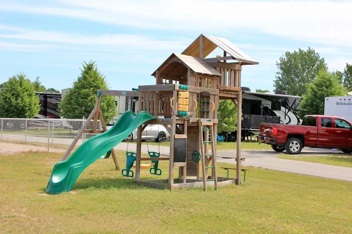 Holiday RV Park & Campground Picture 9