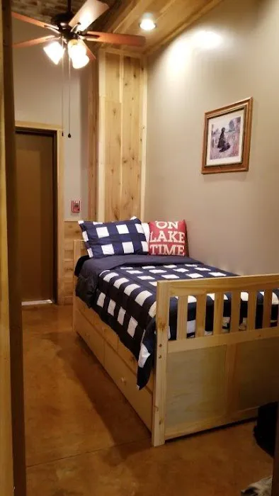 Hooks And Feathers Lodge Picture 1