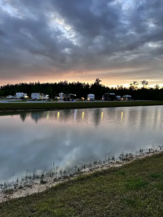 Holmes Creek Camping & RV Resort Picture 5