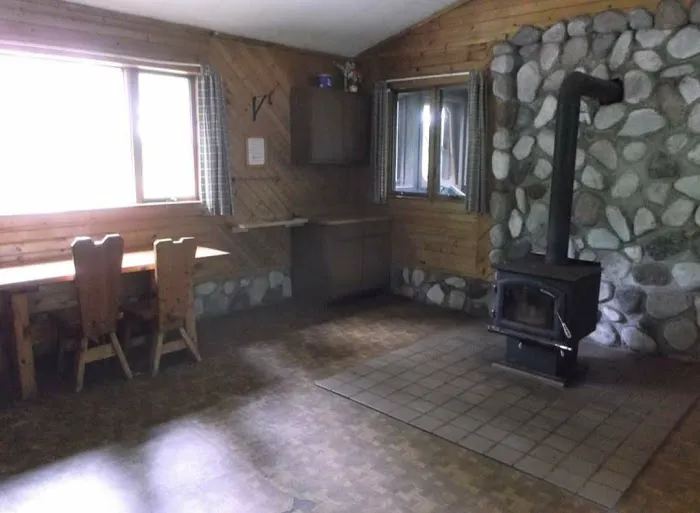 Rustic Peshekee Cabin Picture 5