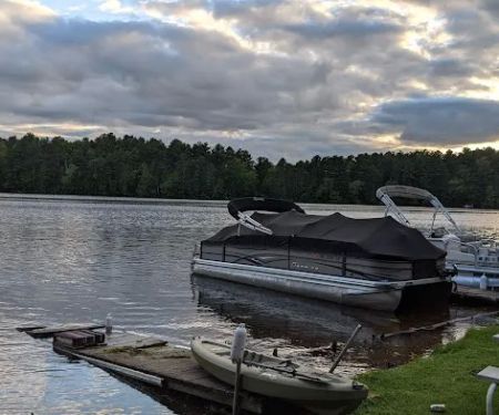 Wolf's Den Tavern & Resort