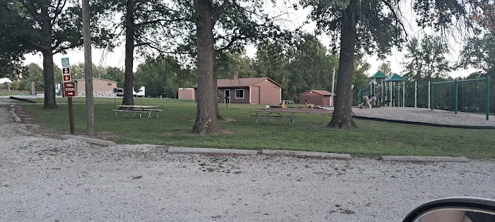 Lake Miami - Modern & Tent Campground Picture 8
