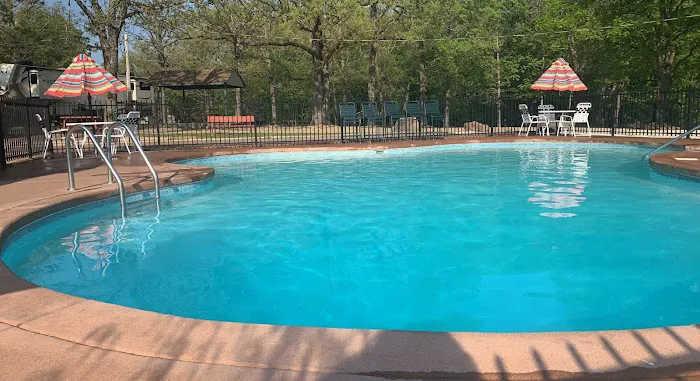 Majestic Oaks RV Park & Campground Picture 4