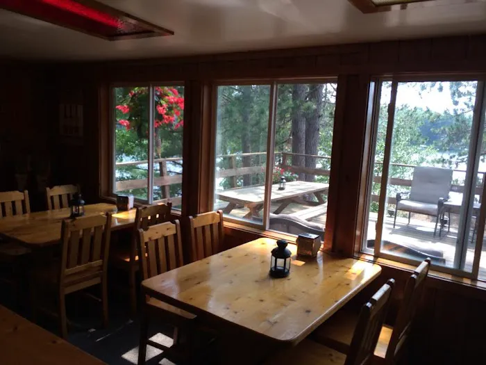 Pine Point Lodge Picture 9