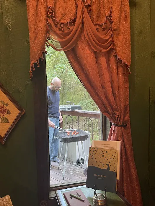 Sassafrass Silo Treehouse on Table Rock Lake Picture 8