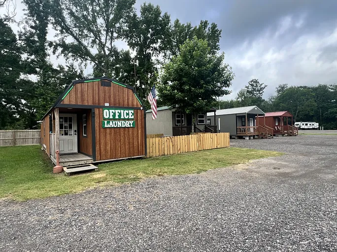 The Weekender Cabins and RV Retreat Picture 1