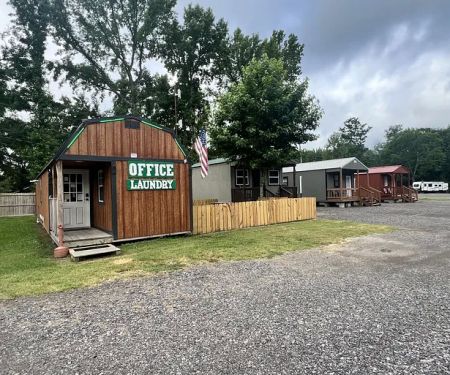 The Weekender Cabins and RV Retreat