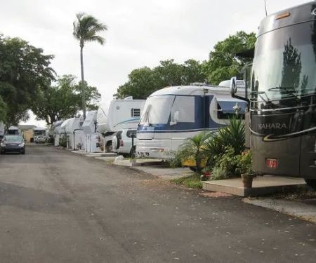 Sunshine Holiday MHCC RV and Camping Resort