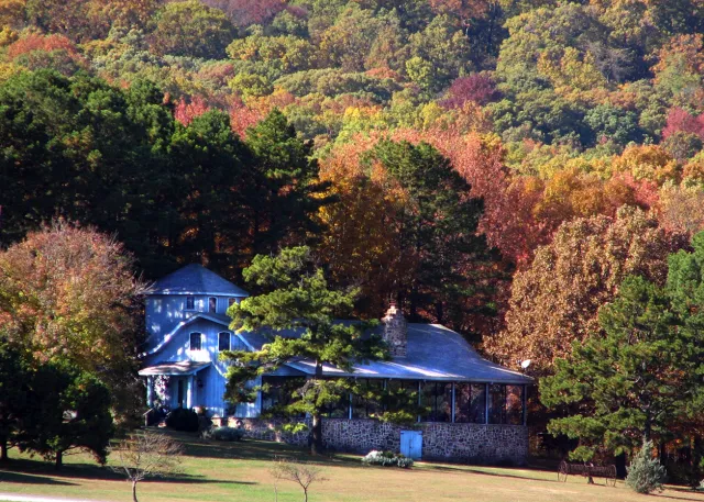 Mulberry Mountain Lodging & Events Picture 4