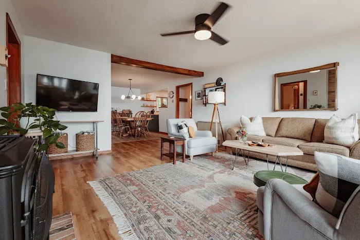 Honeybee Lake House Picture 1