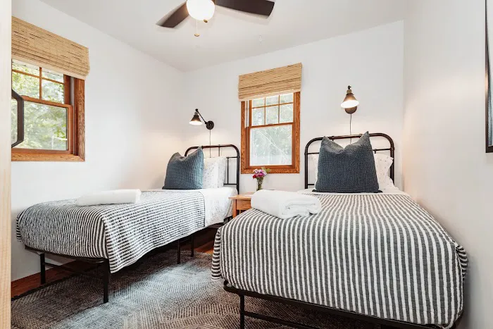 Honeybee Lake House Picture 7
