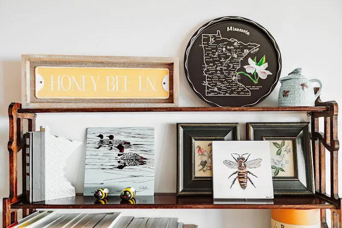 Honeybee Lake House Picture 9
