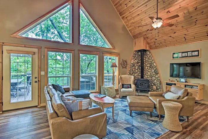 Lake Life Cabin on Fox Hollow Picture 1