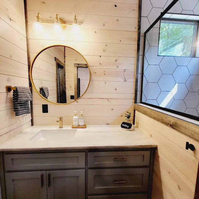 Crooked Elbow Cabin Picture 3