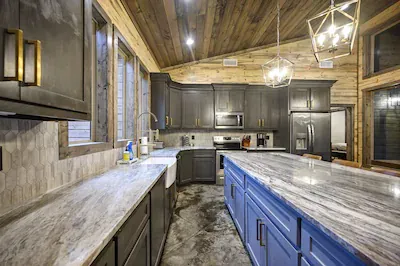 Four of a Kind - Luxury Cabin Picture 2