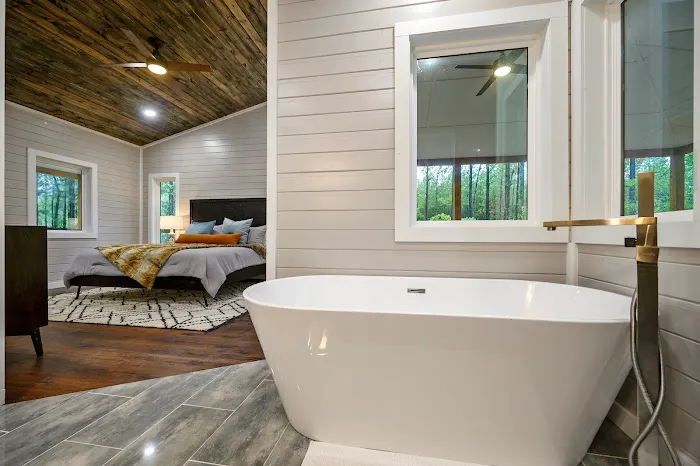 Dancing Moon Luxury Cabin Picture 8