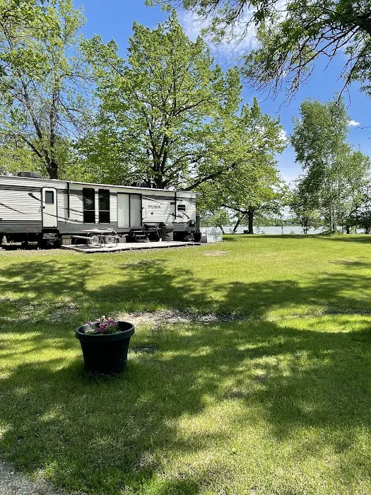 2Annes Lakeside RV Park Picture 10