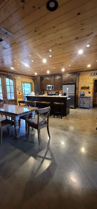 Neon Moon Luxury Cabin Picture 2