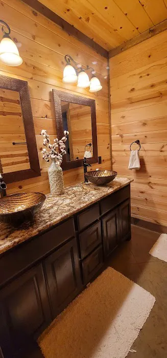 Neon Moon Luxury Cabin Picture 4