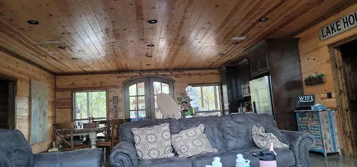 Neon Moon Luxury Cabin Picture 8