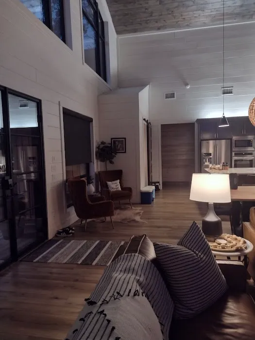 Walkin' After Midnight Cabin Picture 3