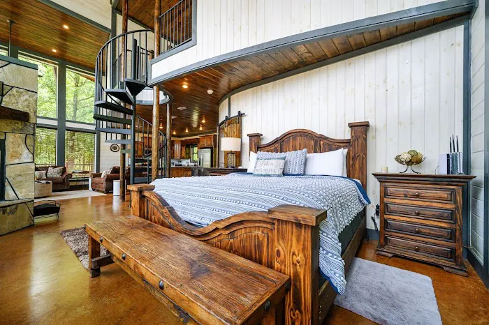 Round Here Buzz Picture 4