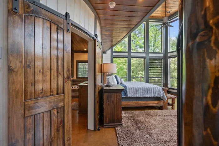 Round Here Buzz Picture 6