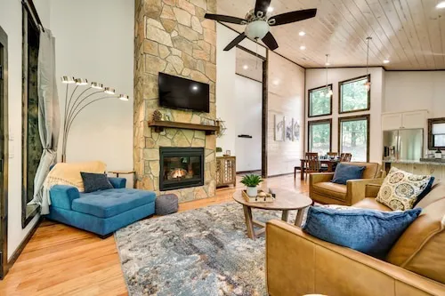 Tucked Inn Luxury Cabin Picture 6