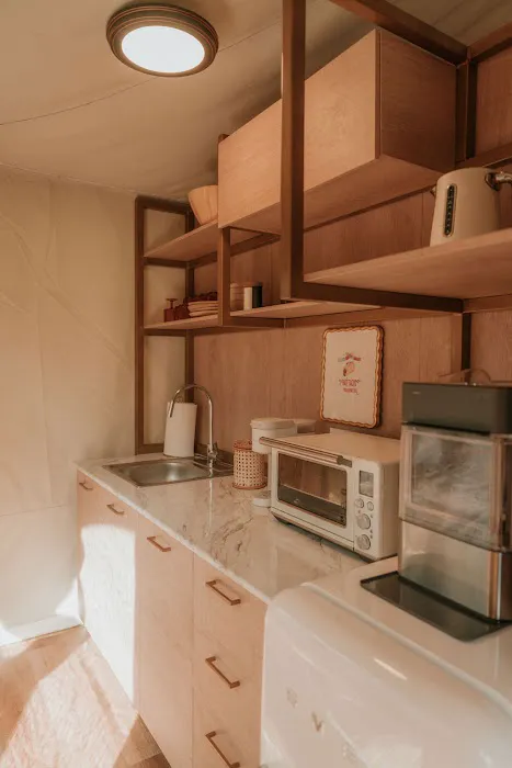 Flint & Flowers Picture 5